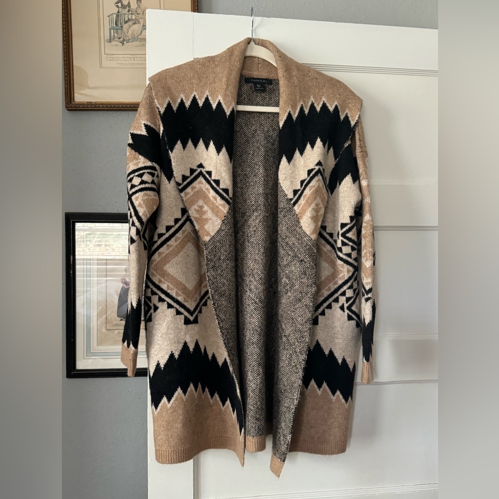 Tahari Cardigan Sweater Womens Medium Aztec Print Open Front Pockets Midi